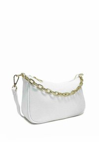 Hvid læder håndtaske med en tekstureret overflade, prydet med en guldfarvet kædestrop og en lynlåslukning. Designet er buet og strømlinet.