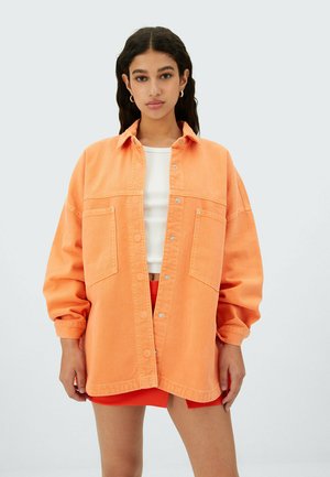 AUS TWILL MIT TASCHEN - Denim jacket - orange
