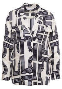 Veste chemise légère et à motifs en crème avec de bold lignes géométriques noires, dotée d'un col cranté et de deux poches avant. Boutonnage sur le devant.