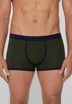 Boxer-briefs pour hommes en tissu vert foncé avec une ceinture marine. Présentent une coupe ajustée, des coutures contrastées et une poche avant pour le soutien.