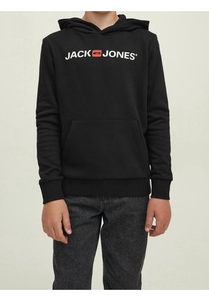 Sort hættetrøje med hvidt "JACK & JONES" logo, frontlomme, ribstrikkede manchetter og kant, blødt stof, afslappet pasform.