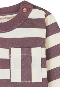 Burgunder- und cremefarbener gestreifter Shirt mit Rundhalsausschnitt, ausgestattet mit einem Knopfdetail und einer kleinen Brusttasche. Hergestellt aus weichem Baumwollstoff.