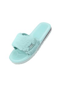 Jasnoniebieskie, puszyste klapki z teksturowaną gumową podeszwą, z szerokim paskiem i akcentem logo. Miękki materiał i otwarty design palców.