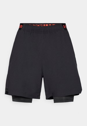 Zwarte atletische short met een elastische tailleband met rode en zwarte merkopdruk. Voorzien van een binnenlaag short voor extra ondersteuning en ventilatie.