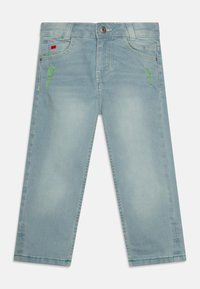 Jean en denim bleu clair avec une finition légèrement délavée, présentant des accents de couture verts et un design classique à cinq poches.
