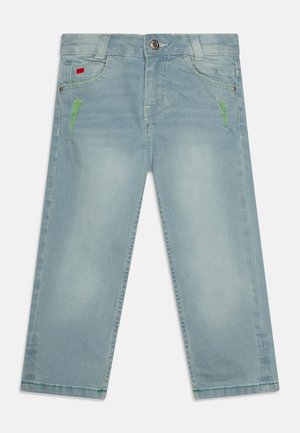 Jeans in denim blu chiaro con una finitura leggermente sbiadita, caratterizzati da dettagli in cucitura verde e un classico design a cinque tasche.