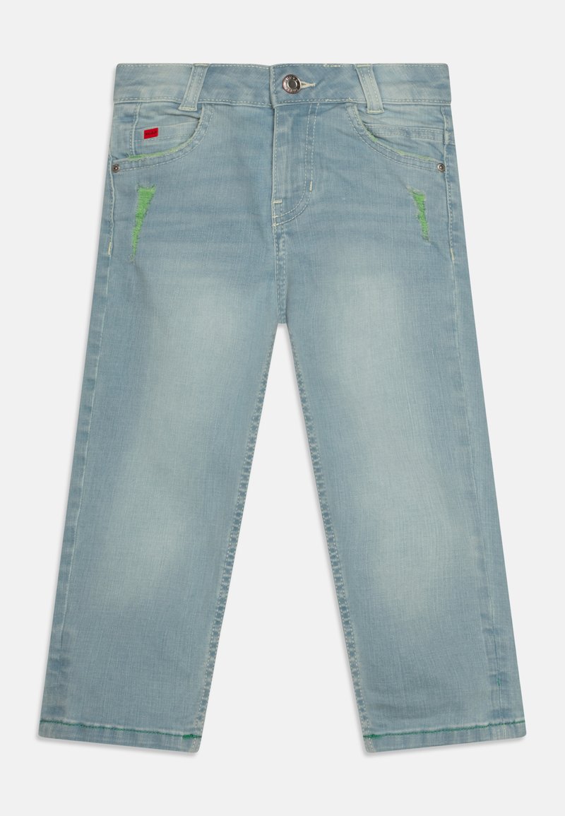 Jean en denim bleu clair avec une finition légèrement délavée, présentant des accents de couture verts et un design classique à cinq poches.