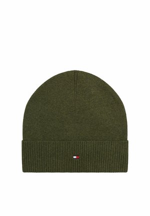 Olivgrüne Strickmütze mit umgeschlagenem geripptem Umschlag und kleinem rechteckigem rot-weiß-marineblauem Logo vorne mittig.