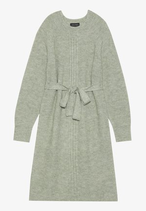 Strik kjole med lange ærmer i blødt grøn, med bælte i taljen, rillet tekstur og generøs rund halsudskæring. Enkel og afslappet design.