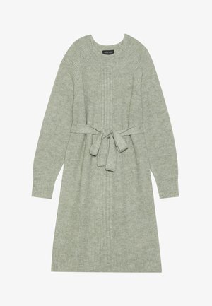Puhaszövetből készült hosszú ujjas ruha lágy zöld színben, övvel kiemelt derékkal, bordázott textúrával és tágas, kerek nyakkivágással. Egyszerű és hétköznapi dizájn.