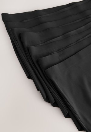 Musta kangashame, jossa on laskostettu muotoilu, valmistettu sileästä materiaalista. Reunat on huolellisesti viimeistelty, mikä luo jäsennellyn mutta virtaavan ilmeen.