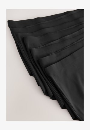 Musta kangashame, jossa on laskostettu muotoilu, valmistettu sileästä materiaalista. Reunat on huolellisesti viimeistelty, mikä luo jäsennellyn mutta virtaavan ilmeen.