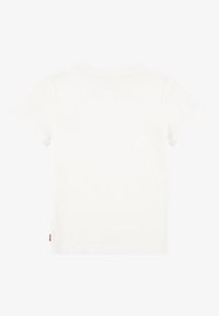 Balti medvilninė marškinėliai, trumpomis rankovėmis, apvalia iškirpte, be siūlių ant pečių, minkšta tekstūra, su mažu raudonu logotipu apatiniame kairiajame kampe.