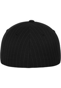 Cappellino da baseball nero con strisce verticali bianche, realizzato in tessuto testurizzato, con parte superiore arrotondata e visiera cucita.