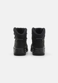 Zwarte suède en mesh high-top laarzen met een gevoerde kraag, vetersluiting en een textuur rubberen zool. "RENAGADE" logo op de hiel.
