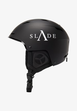 Sort hjelm med mat finish, der har et hvidt "SLADE" logo, ventilationsåbninger og justerbar hage-rem med polstring for komfort.