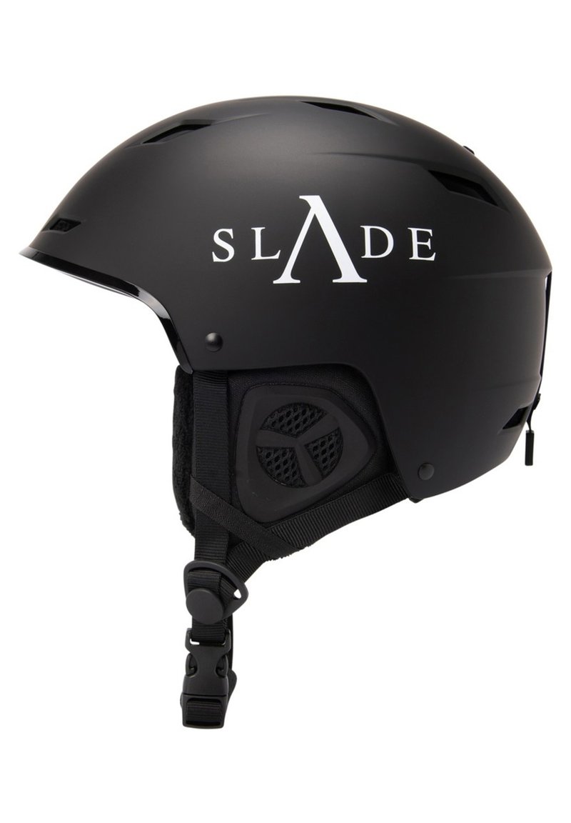Svart hjälm med matt yta, prydd med vitt "SLADE"-logotyp, ventilationsspringor och justerbart hakband med stoppning för komfort.