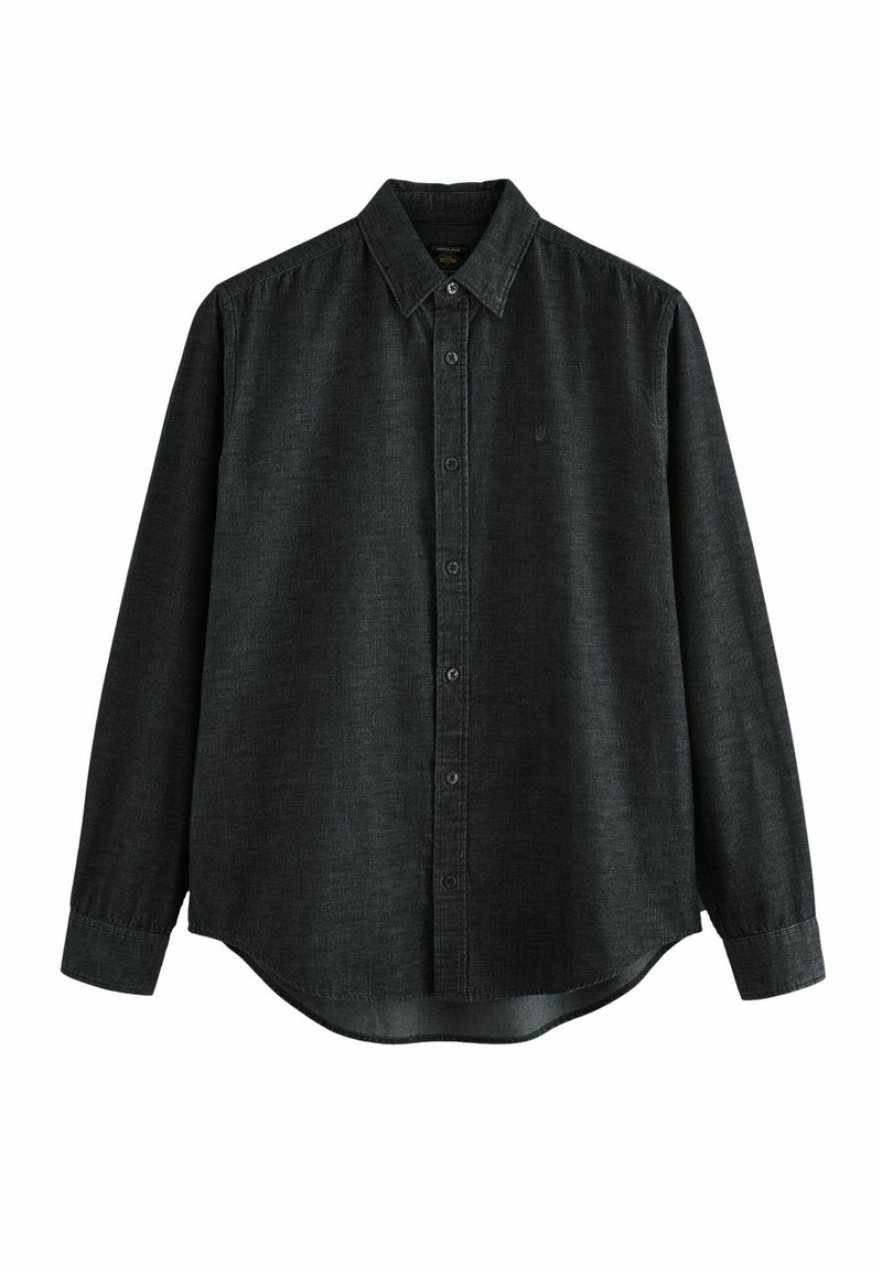 Camisa de botón gris oscuro con mangas largas, tela texturada, cuello puntiagudo y dobladillo redondeado. Presenta seis botones en la parte delantera.