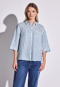 Camicia a maniche corte, con bottoni, in blu chiaro e righe bianche, realizzata in lino, con taschino sul lato sinistro e vestibilità comoda.