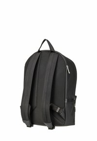 Mochila negra con espalda acolchada y de malla, correas ajustables y un bolsillo lateral con cremallera. Acabado mate suave, forma rectangular.