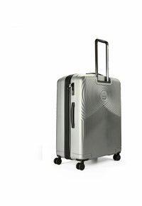 Silberner Hartschalenkoffer mit horizontaler Rippentextur, schwarzen Doppelreißverschlüssen, einem ausziehbaren Griff und vier schwarzen Rollen für Mobilität.
