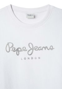 Biela bavlnená tričko s okrúhlym výstrihom, na prednej strane zdobené trblietavým strieborným logom "Pepe Jeans London" písaným kurzívou.