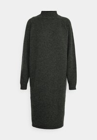 Robe en tricot longue, gris foncé, avec un col haut, des manches côtelées et une coupe ample. Le tissu semble doux et texturé, adapté aux temps frais.