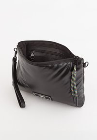 Czarna torba worek o gładkiej, wyściełanej powierzchni. Posiada górny zamek, wewnętrzną kieszeń oraz kolorowy, pleciony akcent w postaci paska. Kompaktowy design.