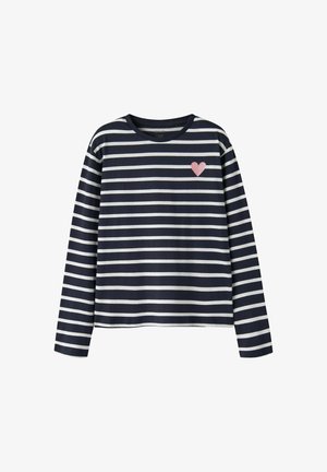 Marineblå og hvid stribet langærmet skjorte med et lille pink hjerte på venstre bryst og rund halsudskæring.