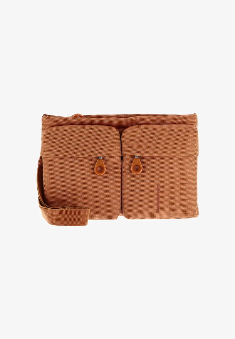 Sac à bandoulière en tissu orange avec deux poches avant, fermetures éclair, sangle ajustable et détail de logo en relief. Matériau texturé.