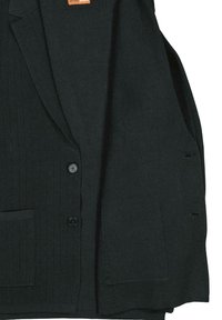 Schwarze gestrickte Strickjacke mit zwei Knöpfen, vorderen Taschen und einem kleinen orangefarbenen Etikett am Kragen.