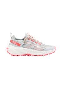 Chaussure de sport grise et rose avec une tige en maille, une semelle texturée et des accents réfléchissants. Comprend un talon rembourré et un système de laçage intégré.