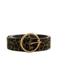 Cinturón de estampado de leopardo en ante verde olivo y negro con una hebilla circular en tono dorado y una textura lisa y plana. Se ajusta con un pasador de metal.