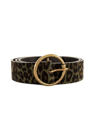 Cinturón de estampado de leopardo en ante verde olivo y negro con una hebilla circular en tono dorado y una textura lisa y plana. Se ajusta con un pasador de metal.