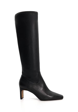 Zwarte leren kniehoge laars met puntige neus, slank ontwerp en een stilettohak. Heeft een gladde textuur en subtiele stiksels aan de bovenkant.