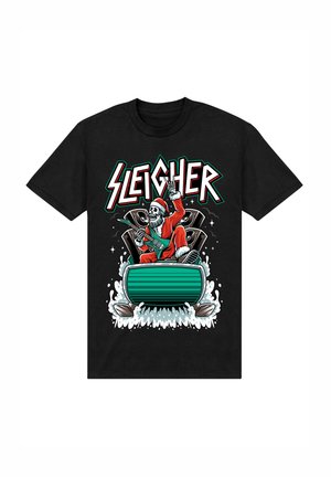 Zwarte katoenen t-shirt met een kleurrafische afbeelding van een skelet in een kerstmanoutfit op een groene slee, omringd door geluidsapparatuur en spetters.