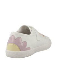 Zapatilla blanca de lona con suela de goma texturizada. Presenta un diseño de flores en rosa y acentos en amarillo en el talón. Estilo de cierre con cordones.