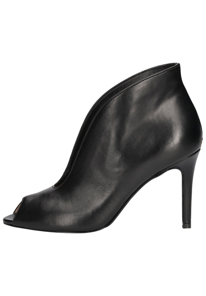 Stivale in pelle nera alla caviglia con design open-toe, contorni eleganti, tacco alto e dettagli di cucitura minimalista sul lato.