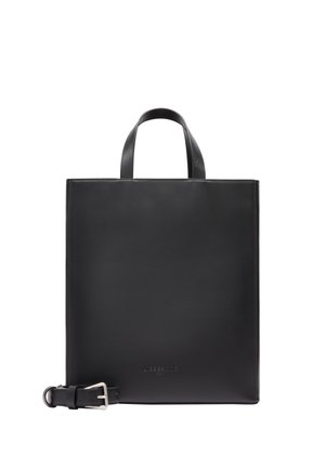 Schwarze Leder-Tote-Tasche mit minimalistischem Design, rundlichen Griffen und verstellbarem Tragegurt. Glatte Textur ohne sichtbare Muster.