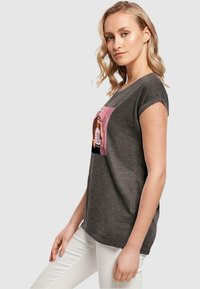 Merchcode GRAND - SAN ANTONIO EXTENDED SHOULDER TEE - Marškinėliai su spaudiniu - charcoal