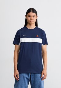 Marineblå bomulds T-shirt med en hvid vandret stripe, prydet med broderet logo på brystet og kontrasterende farveaccent over striben.