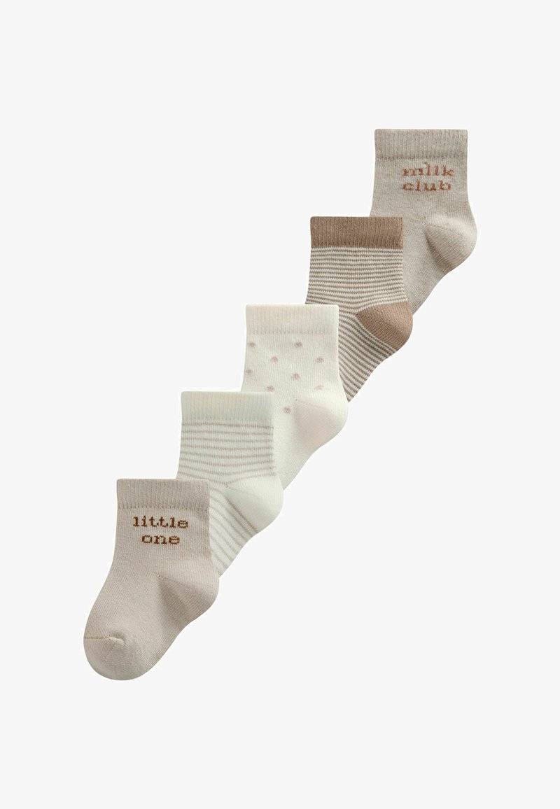 Cinco pares de calcetines para bebé en tonos beige y blanco dispuestos en fila diagonal, con rayas, lunares y textos que dicen "pequeño" y "club de leche".