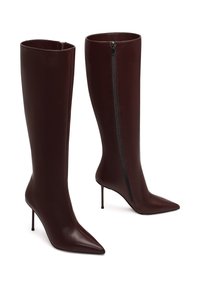 Burgunderfarbene Leder-Stiefel bis zum Knie mit spitzen Zehen, Stiletto-Absätzen und seitlichen Reißverschlüssen. Glatte Textur mit schlankem, modernem Design.