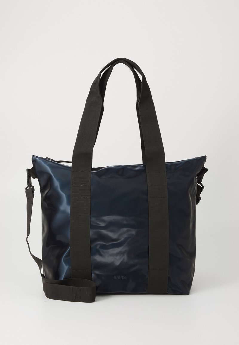 Sötétkék táska fényes felülettel, fekete fogantyúkkal és állítható pánttal, fehér háttér előtt.