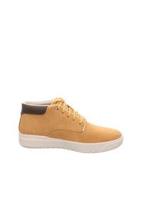Zapato de caña alta de cuero marrón con textura suave y suela de goma blanca. Presenta un acento de cuero marrón en el collar y cordones amarillos.