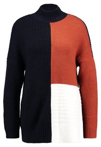 Pull en tricot avec un col haut, divisé en trois sections : marine, orange et blanc, avec des textures variées et des accents côtelés.