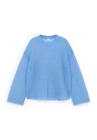Hellblauer Pullover aus weicher, strukturierter Wolle. Verfügt über einen Rundhalsausschnitt und weite, lange Ärmel mit legerer Passform.