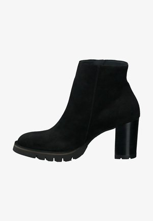 Schwarze Wildleder-Ankle Boots mit abgerundetem Zehenbereich, klobigem schwarzen Absatz und strukturiertem Sohlenprofil mit tiefen Rillen für besseren Grip. Schlankes und modernes Design.