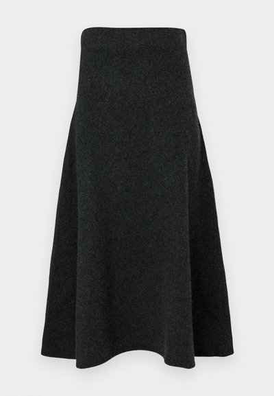 Μια σκούρα πράσινη φούστα από τσόχα με φουσκωτή σιλουέτα, ψηλή μέση και λεία υφή. Το τελείωμα είναι ελαφρώς καμπυλωτό για μια ρευστή εμφάνιση.