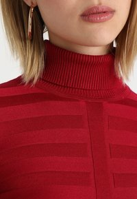 Morgan Trui - red